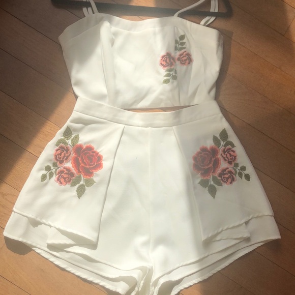 Two piece short set with embroidered flowers - Picture 1 of 4